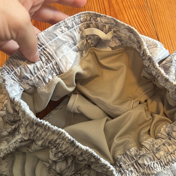 Lululemon hotty hot shorts 4 inch - Picture 4 of 4